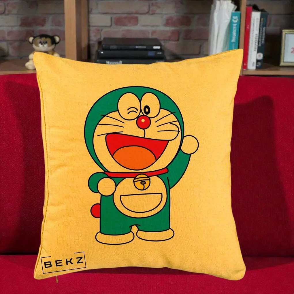 Perna Personalizata Doraemon Salutand, 40x40 cm, Galben, Husa Detasabila, Perna Inclusa, BEKZ®