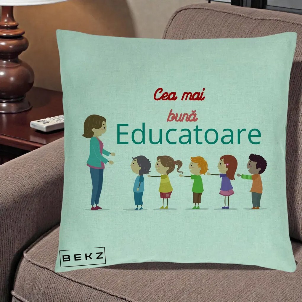Cadou pentru Educatoare - Perna Personalizata Cea mai Buna Educatoare cu Ilustratie Copii si Educatoare, 40x40 cm, Verde Menta, Husa Detasabila, Perna Inclusa, BEKZ®