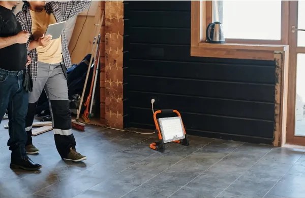 Proiector LED cu stativ, 100W, 230V, 4500K, IP65, portocaliu