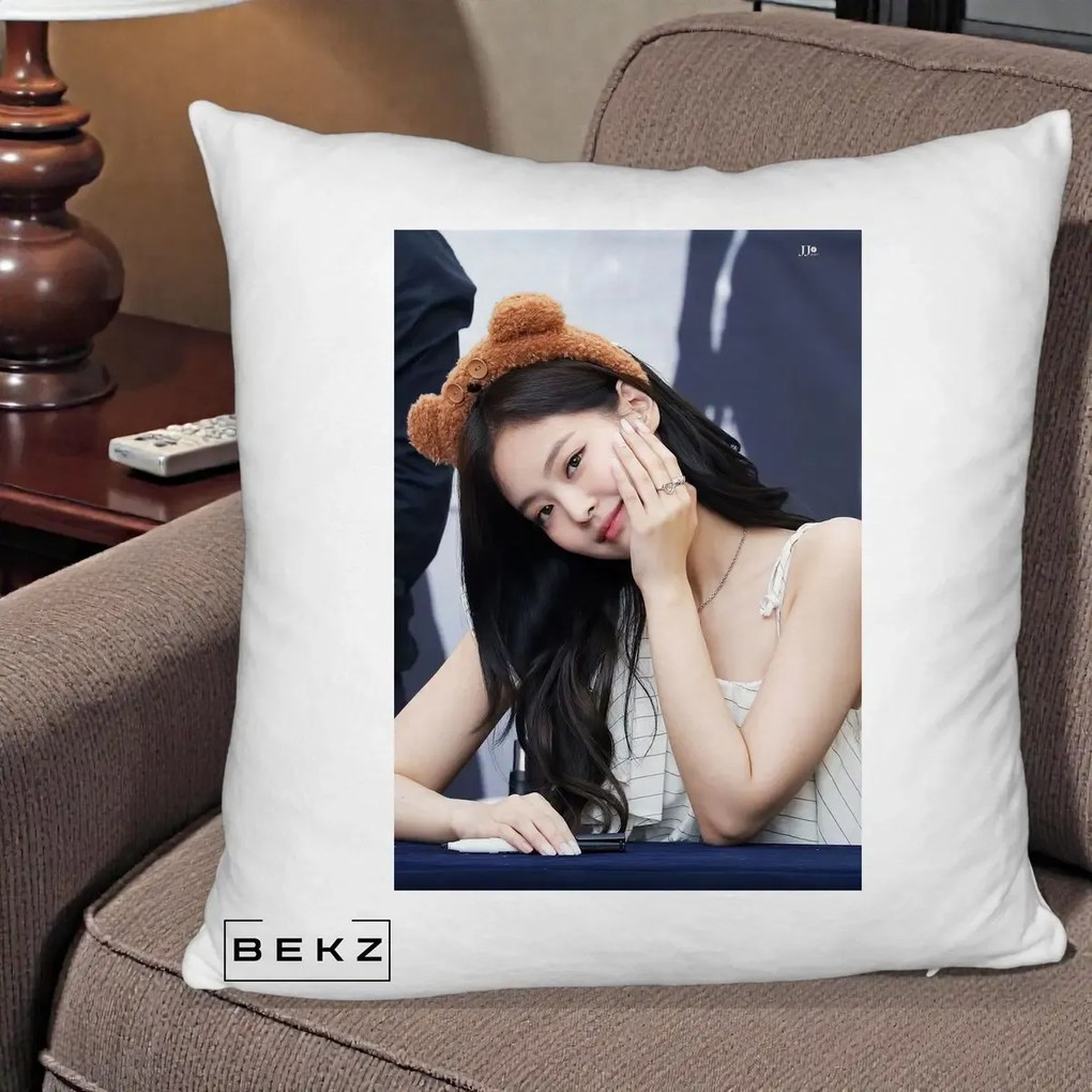 Perna Personalizata K-pop BLACKPINK Jennie Cute cu Diadema Ursulet, 40x40 cm, Alb Pufos, Husa Detasabila, Perna Inclusa, BEKZ®