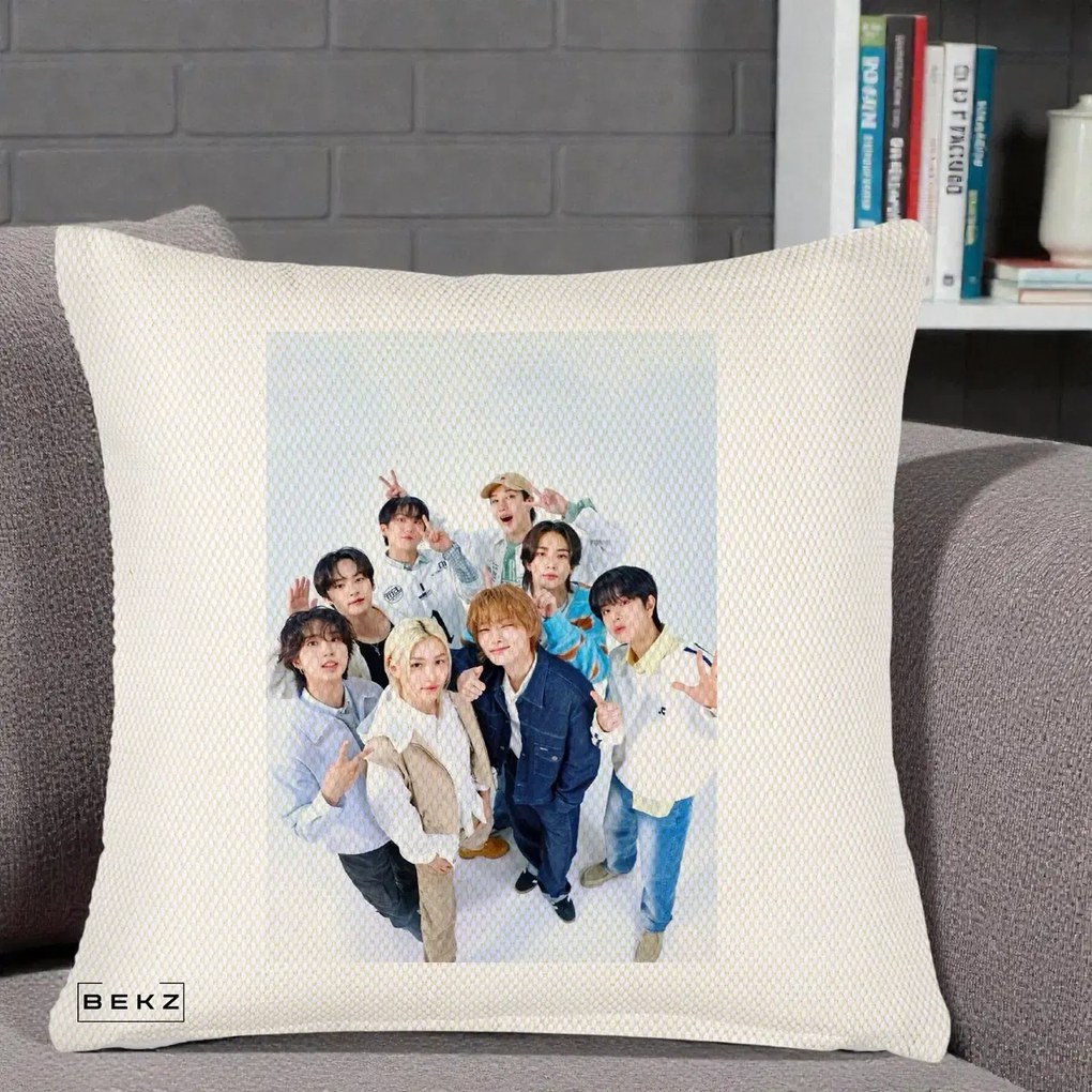 Perna Personalizata K-pop Stray Kids Foto Grup Alb cu 8 Membrii de Sus, 40x40 cm, Crem Reliefat, Husa Detasabila, Perna Inclusa, BEKZ®