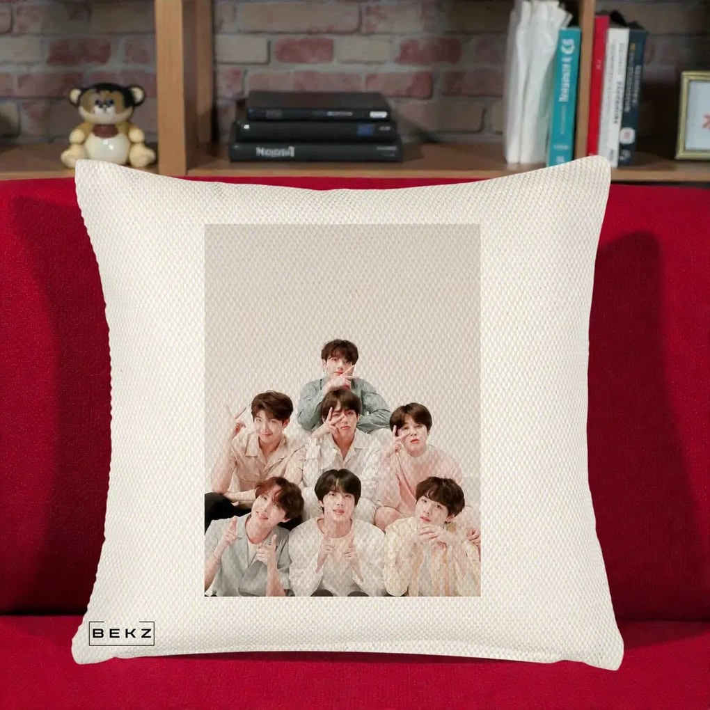 Perna Personalizata K-pop BTS Foto Grup Pastel, 40x40 cm, Crem Reliefat, Husa Detasabila, Perna Inclusa, BEKZ®