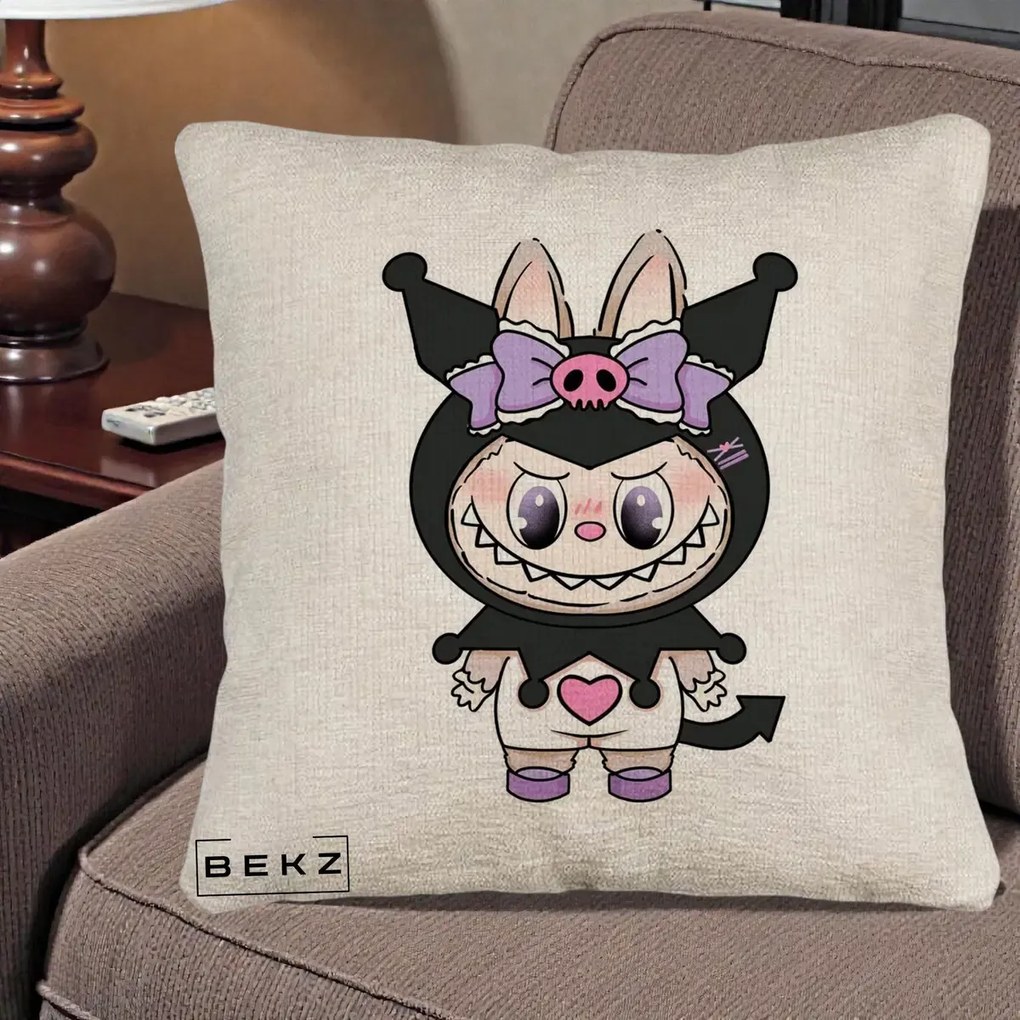 Perna Personalizata Labubu x Kuromi, 40x40 cm, Bej Canapea, Husa Detasabila, Perna Inclusa, BEKZ®