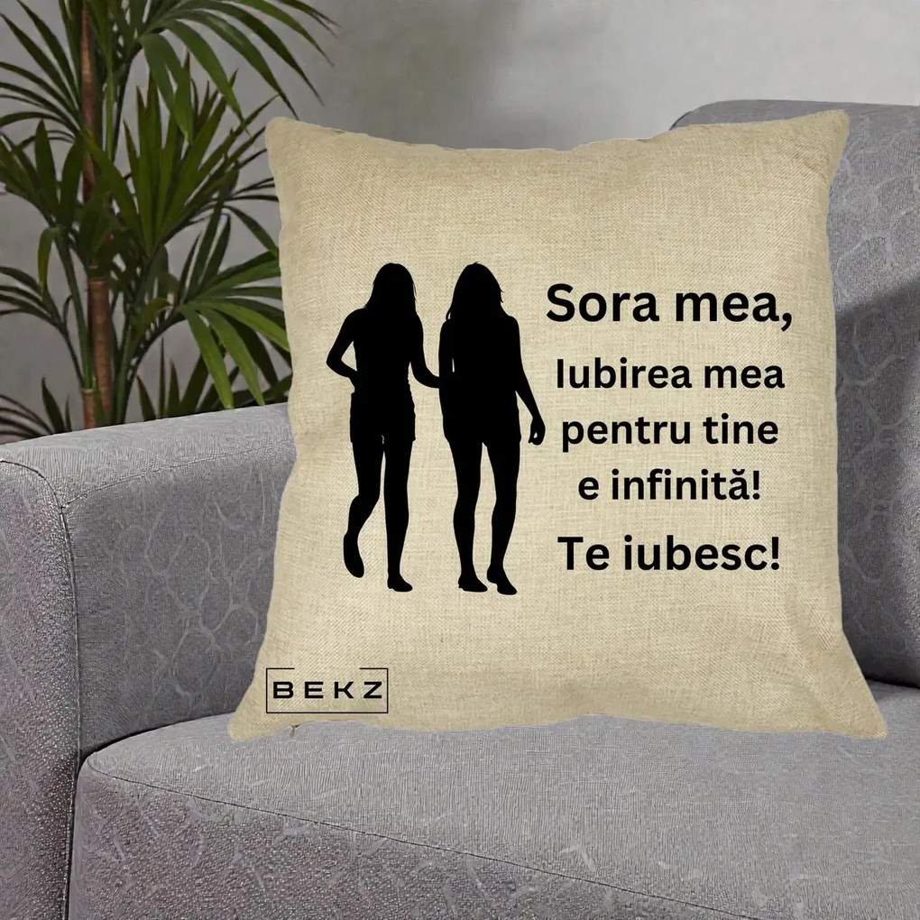 Cadou pentru Sora - Perna Personalizata Sora Mea Te Iubesc Siluete Negre Tinand Maini, 40x40 cm, Crem, Husa Detasabila, Perna Inclusa, BEKZ®