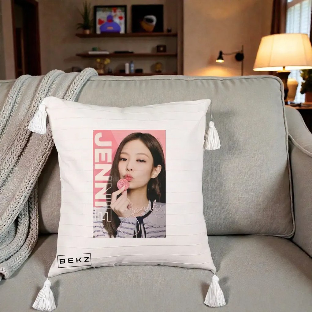 Perna Personalizata K-pop BLACKPINK Jennie cu Semnatura si Fond Roz, 40x40 cm, Bej cu Franjuri, Husa Detasabila, Perna Inclusa, BEKZ®