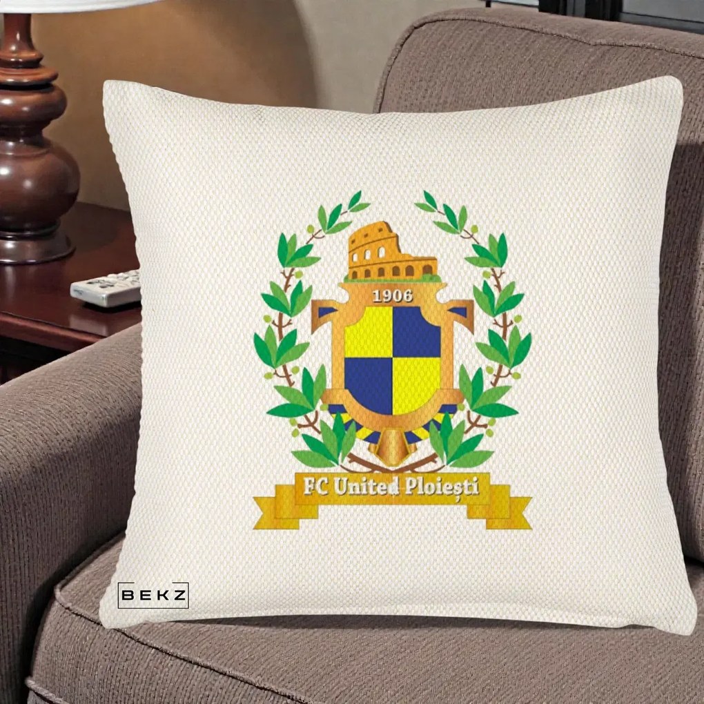 Perna Personalizata FC United Ploiesti 1906 Fotbal, 40x40 cm, Crem Reliefat, Husa Detasabila, Perna Inclusa, BEKZ®