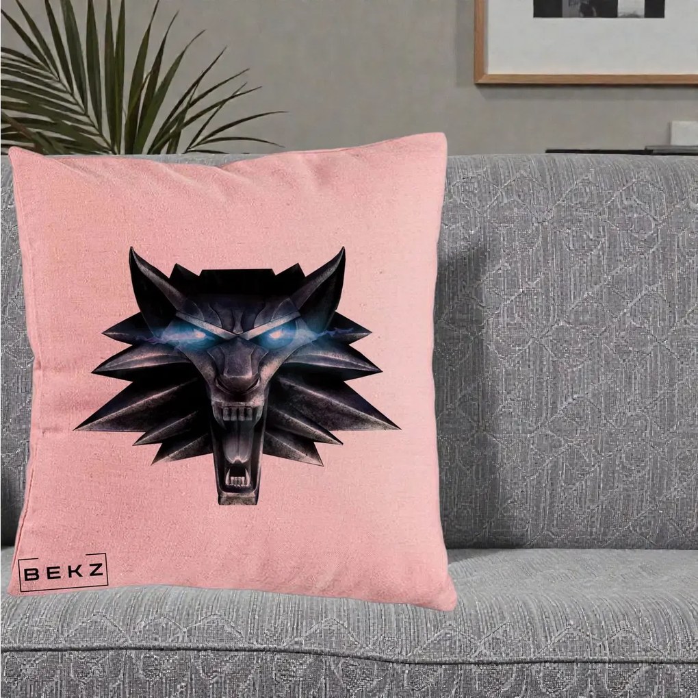 Perna Decorativa The Witcher Wolf Head, 40x40 cm, Roz, Husa Detasabila, Perna Inclusa, BEKZ®