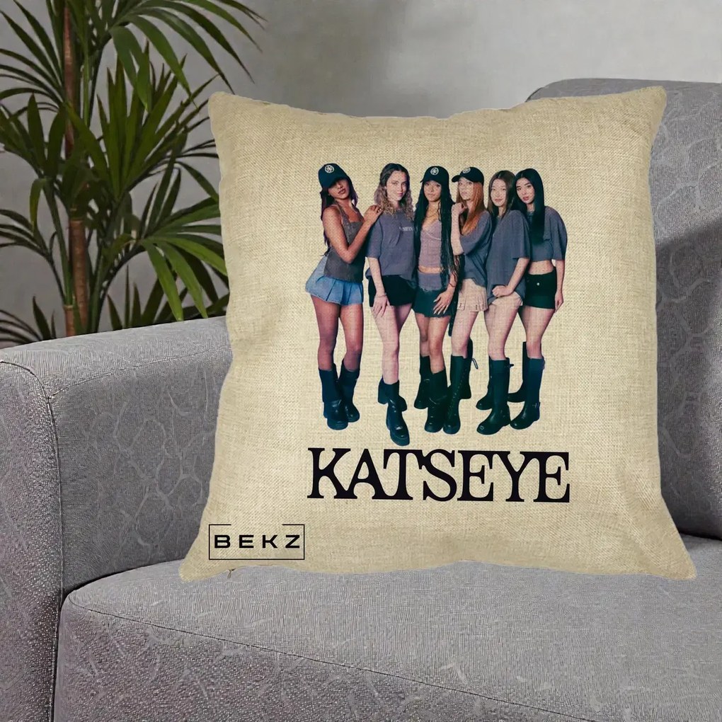 Perna Personalizata K-pop KATSEYE Grup Foto Tinute Gri, 40x40 cm, Crem, Husa Detasabila, Perna Inclusa, BEKZ®