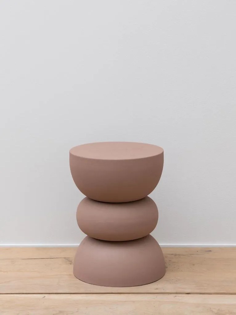 Măsuță laterală rotundă din metal, roz, sculpturală, din trei volume suprapuse, 44 x 32 cm, „Forms”