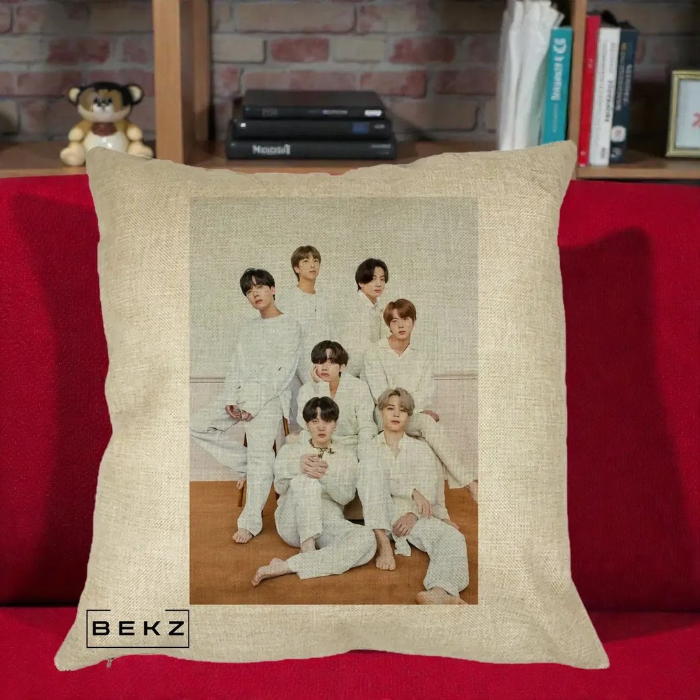 Perna Personalizata K-pop BTS Foto Grup All-White Elegant, 40x40 cm, Crem, Husa Detasabila, Perna Inclusa, BEKZ®