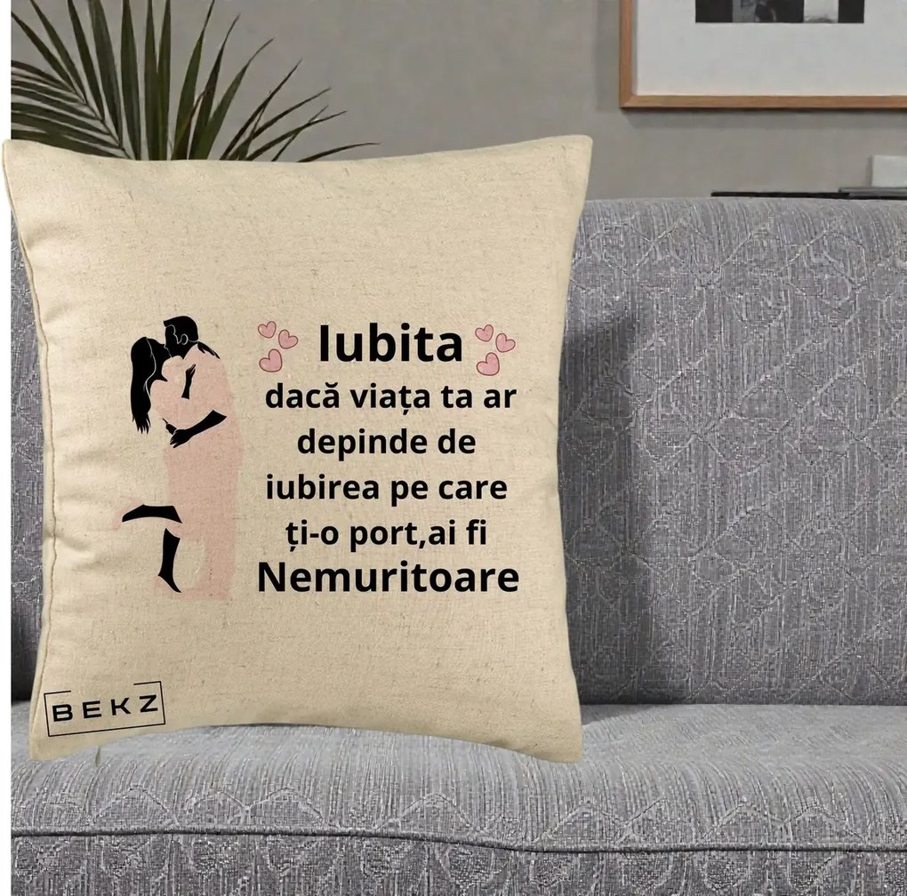 Cadou pentru Iubita - Perna Personalizata Iubita Nemuritoare cu Siluete de Cuplu, 40x40 cm, Bej, Husa Detasabila, Perna Inclusa, BEKZ®