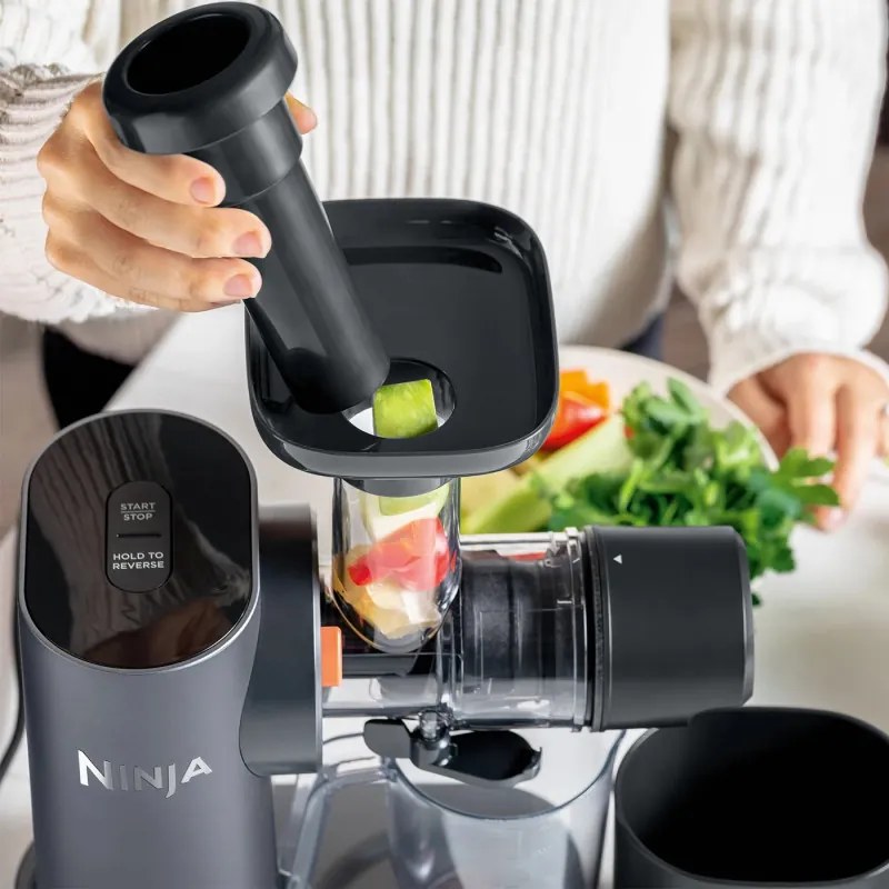 Storcator Ninja Cold Press JC151EU, 150W, 700 ml, Presare la rece, 2 filtre, Fara BPA, Functie reverse, Negru/gri