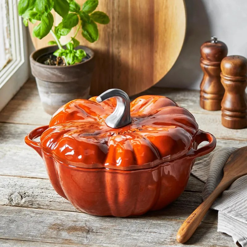 Oala din fonta in forma de dovleac Staub Pumpkin P687129, 24 cm, 3,45 l, Toate plitele inclusiv inductie si cuptor pana la 240°C, Acoperire emailata, Portocaliu