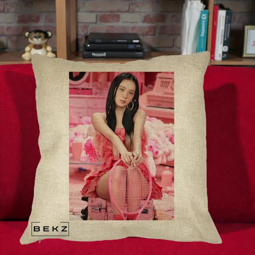 Perna Personalizata K-pop BLACKPINK Jisoo Pink Room, 40x40 cm, Crem, Husa Detasabila, Perna Inclusa, BEKZ®