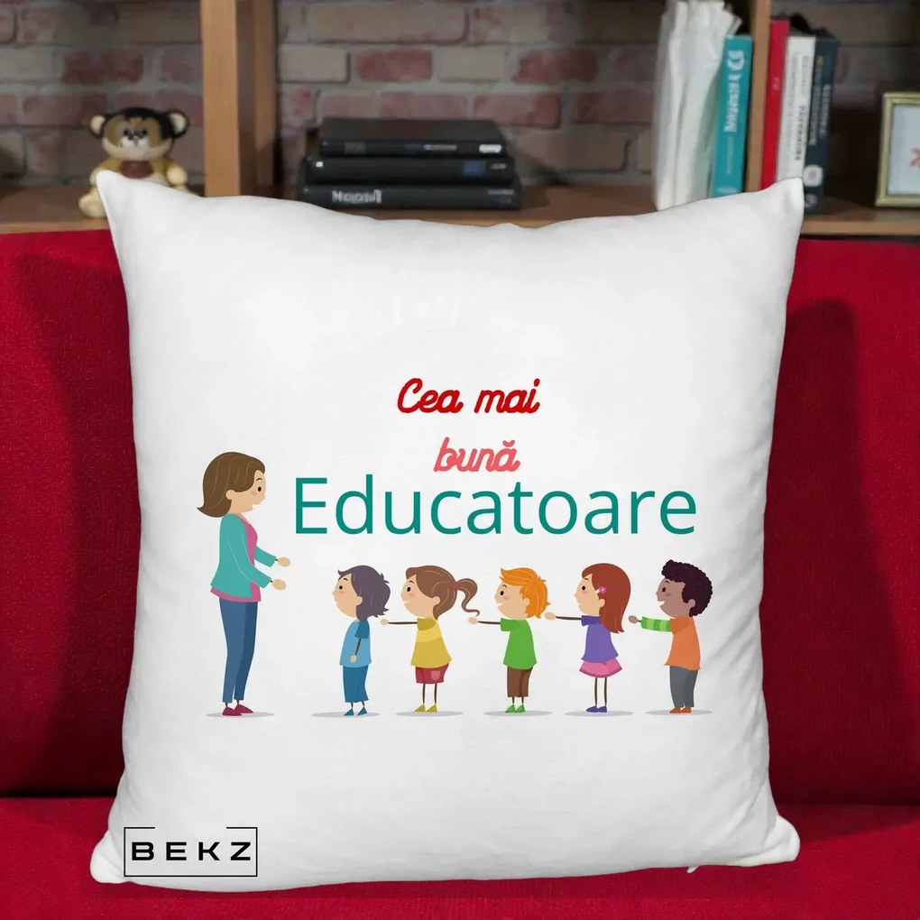 Cadou pentru Educatoare - Perna Personalizata Cea mai Buna Educatoare cu Ilustratie Copii si Educatoare, 40x40 cm, Alb Pufos, Husa Detasabila, Perna Inclusa, BEKZ®