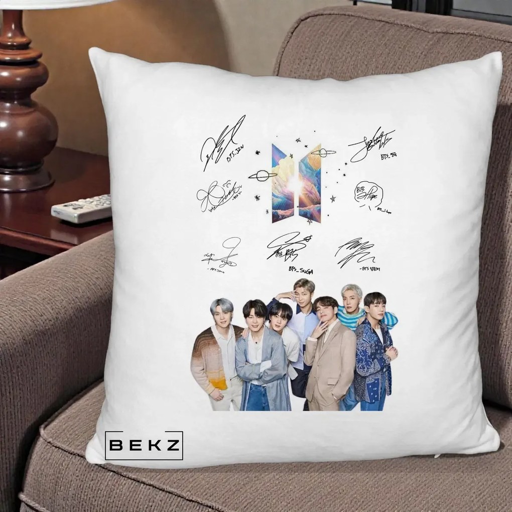 Perna Personalizata K-pop BTS Autografe Toti Membrii Fotografie, 40x40 cm, Alb Pufos, Husa Detasabila, Perna Inclusa, BEKZ®