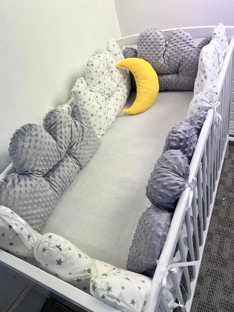 Set 6 aparatori patut pernute norisori Mincky gri - steluțe gri pe alb + perna mică luna Deseda