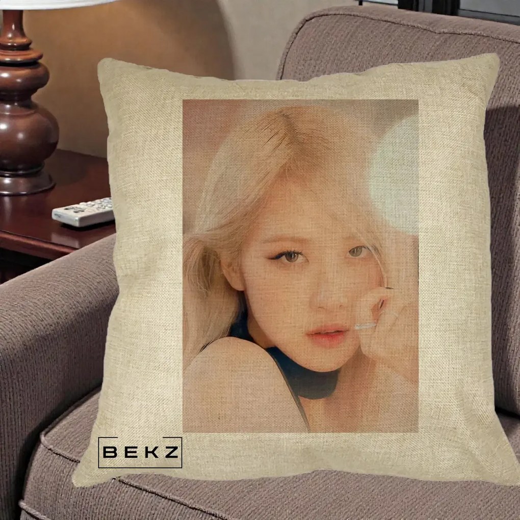 Perna Personalizata K-pop BLACKPINK Rose Blond cu Inel Roz Pastel, 40x40 cm, Crem, Husa Detasabila, Perna Inclusa, BEKZ®