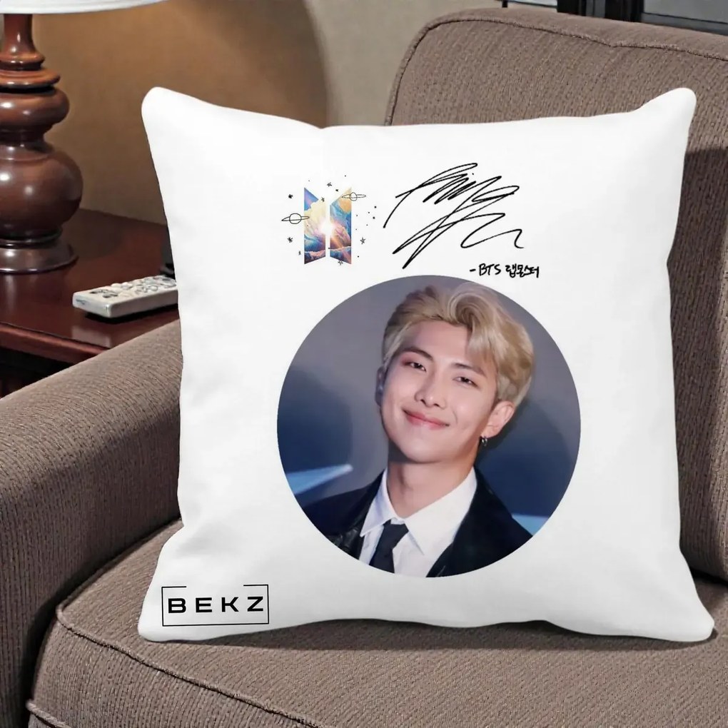 Perna Personalizata K-pop BTS RM Namjoon Portret Cerc cu Autograf, 40x40 cm, Alba Mata, Husa Detasabila, Perna Inclusa, BEKZ®