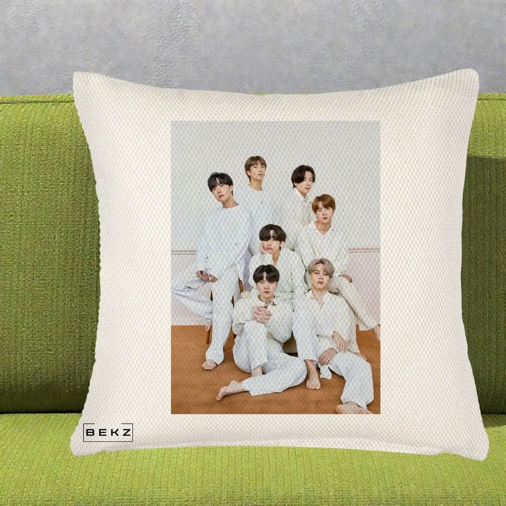 Perna Personalizata K-pop BTS Foto Grup All-White Elegant, 40x40 cm, Crem Reliefat, Husa Detasabila, Perna Inclusa, BEKZ®