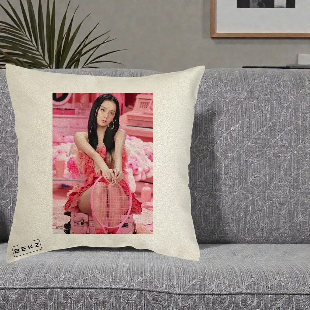Perna Personalizata K-pop BLACKPINK Jisoo Pink Room, 40x40 cm, Ecru, Husa Detasabila, Perna Inclusa, BEKZ®