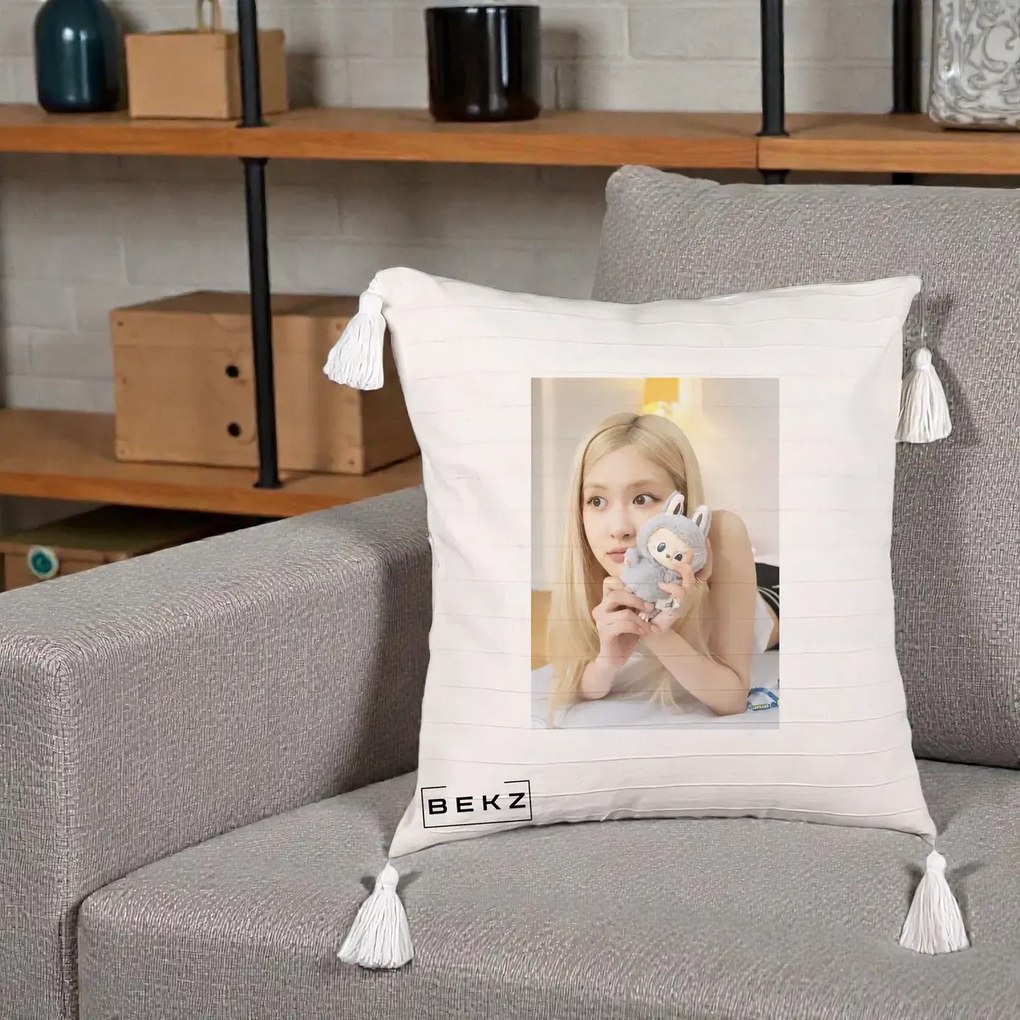Perna Personalizata K-pop BLACKPINK Rose cu Papusa Iepure, 40x40 cm, Bej cu Franjuri, Husa Detasabila, Perna Inclusa, BEKZ®