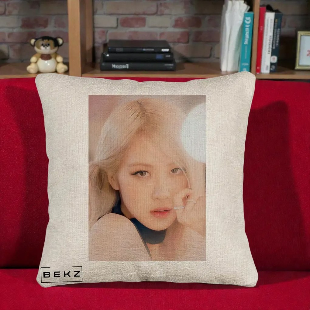Perna Personalizata K-pop BLACKPINK Rose Blond cu Inel Roz Pastel, 40x40 cm, Bej Canapea, Husa Detasabila, Perna Inclusa, BEKZ®