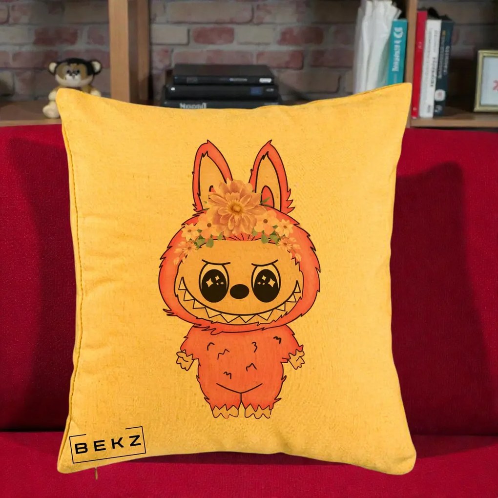 Perna Personalizata Labubu Roz cu Coroana Florala, 40x40 cm, Galben, Husa Detasabila, Perna Inclusa, BEKZ®
