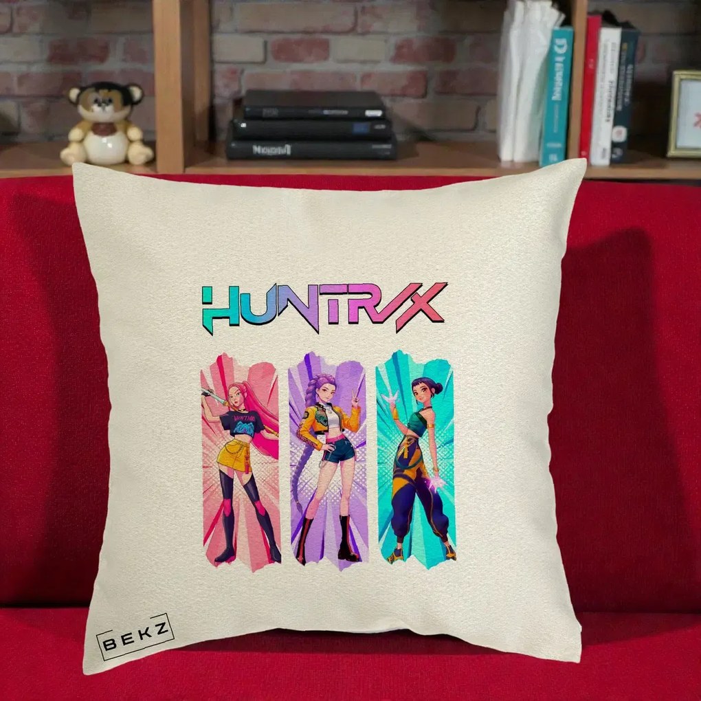 Perna Personalizata K-pop HUNTRX Trio cu Pisica in Benzi, 40x40 cm, Ecru, Husa Detasabila, Perna Inclusa, BEKZ®