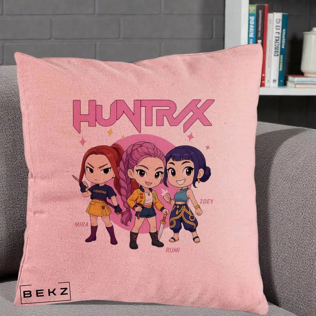 Perna Personalizata K-pop HUNTRX Trio Chibi cu Arme, 40x40 cm, Roz, Husa Detasabila, Perna Inclusa, BEKZ®