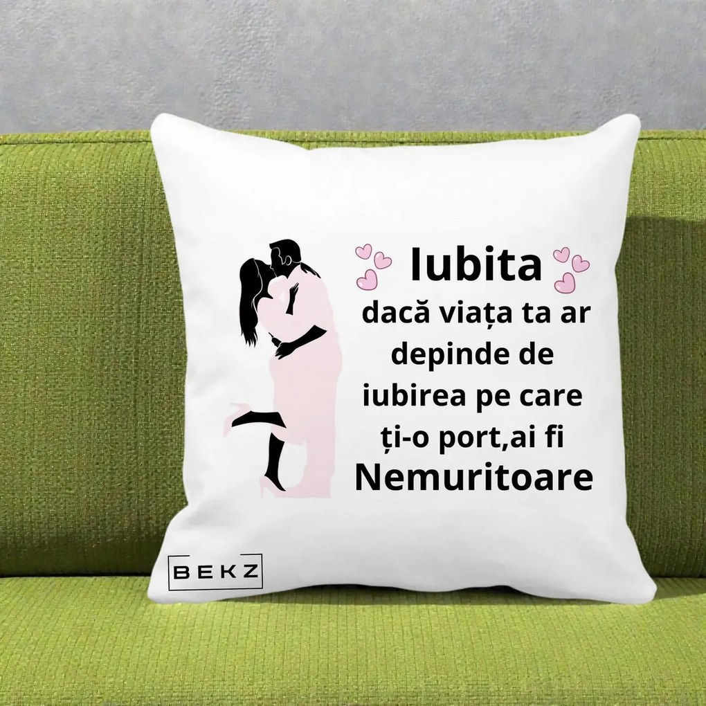 Cadou pentru Iubita - Perna Personalizata Iubita Nemuritoare cu Siluete de Cuplu, 40x40 cm, Alba Mata, Husa Detasabila, Perna Inclusa, BEKZ®