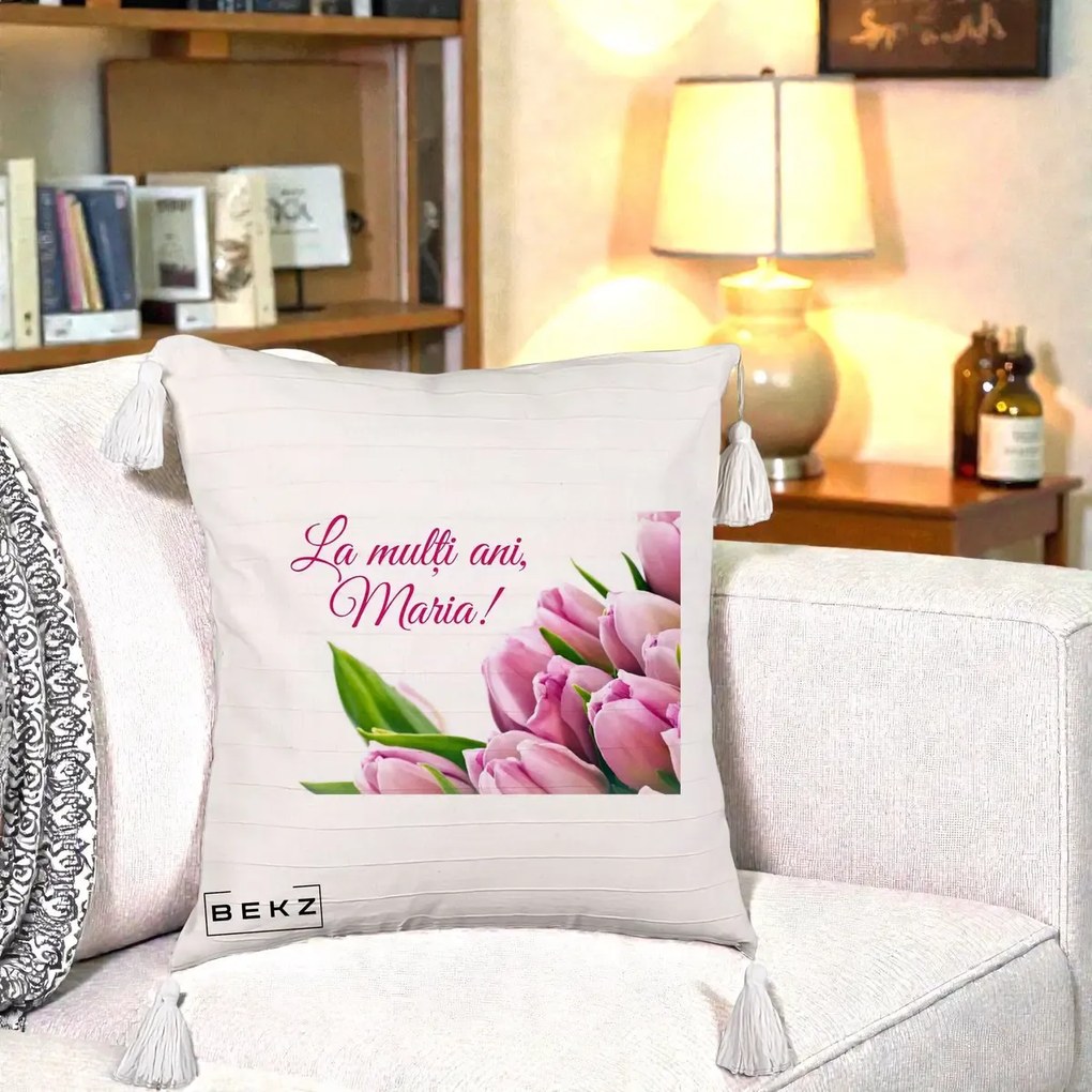 Cadou de Onomastica - Perna Personalizata La Multi Ani Maria Lalele, 40x40 cm, Bej cu Franjuri, Husa Detasabila, Perna Inclusa, BEKZ®