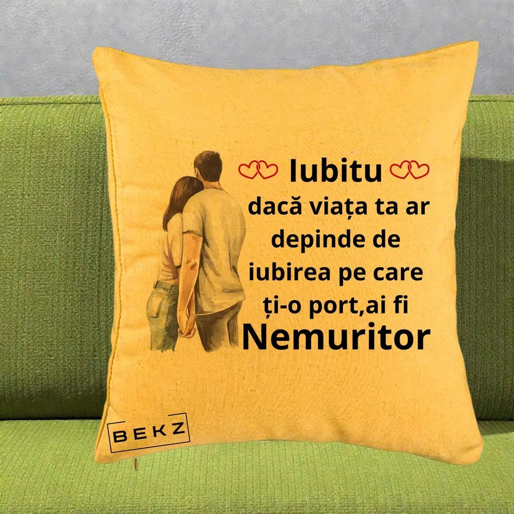 Cadou pentru Iubita - Perna Personalizata Iubitu Nemuritor cu Cuplu Acuarela si Inimi Rosii, 40x40 cm, Galben, Husa Detasabila, Perna Inclusa, BEKZ®