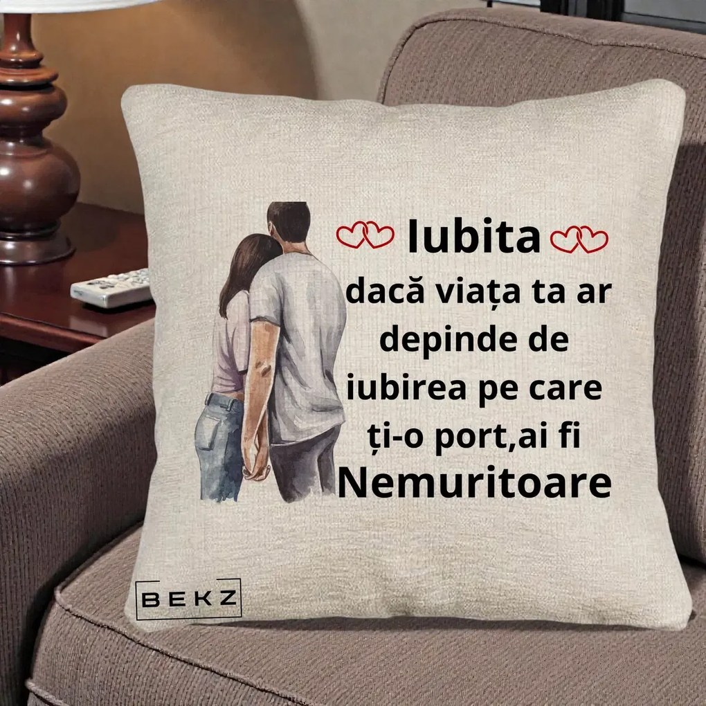 Cadou pentru Iubita - Perna Personalizata Iubita Nemuritoare cu Cuplu Acuarela Roz si Inimi, 40x40 cm, Bej Canapea, Husa Detasabila, Perna Inclusa, BEKZ®
