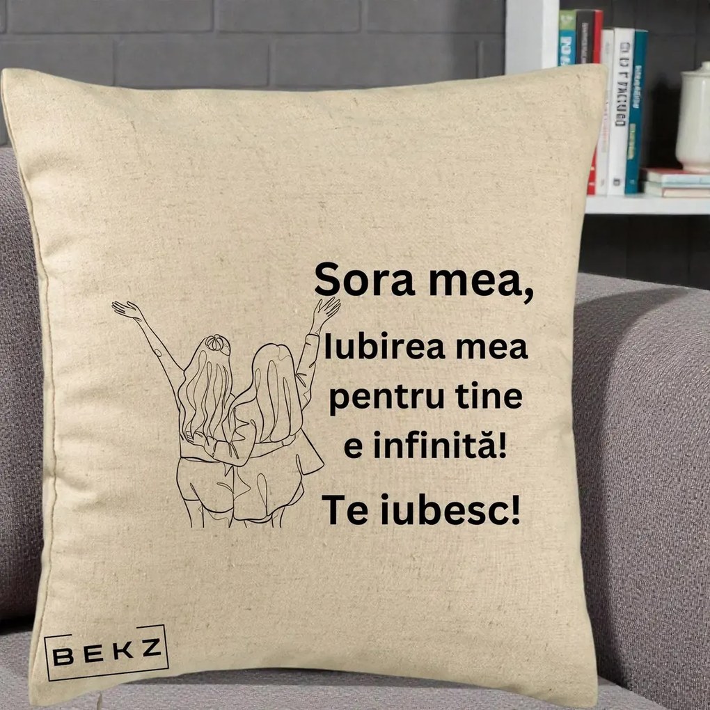 Cadou pentru Sora - Perna Personalizata Sora Mea Te Iubesc Line Art Doua Fete cu Brate Ridicate, 40x40 cm, Bej, Husa Detasabila, Perna Inclusa, BEKZ®