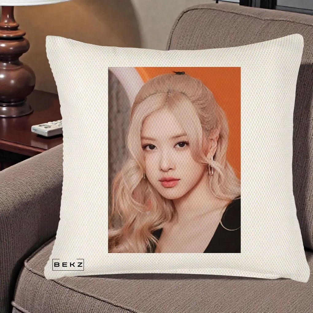 Perna Personalizata K-pop BLACKPINK cu Funda Rosie, 40x40 cm, Crem Reliefat, Husa Detasabila, Perna Inclusa, BEKZ®