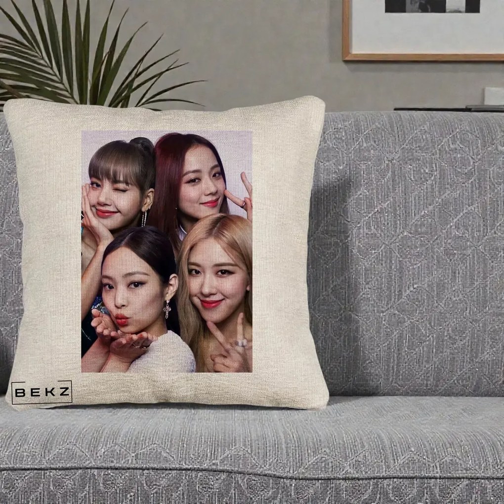 Perna Personalizata K-pop BLACKPINK Foto Grup Selfie 4 Membre, 40x40 cm, Bej Canapea, Husa Detasabila, Perna Inclusa, BEKZ®