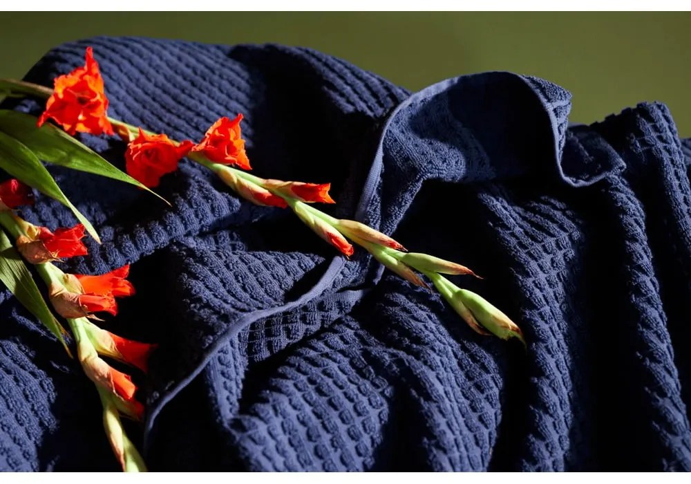 Prosop albastru închis din bumbac organic din frotir 50x100 cm Check – JUNA