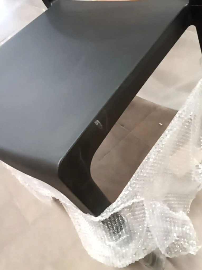 OFERTA Scaun negru din plastic PAGI calitatea a II-a