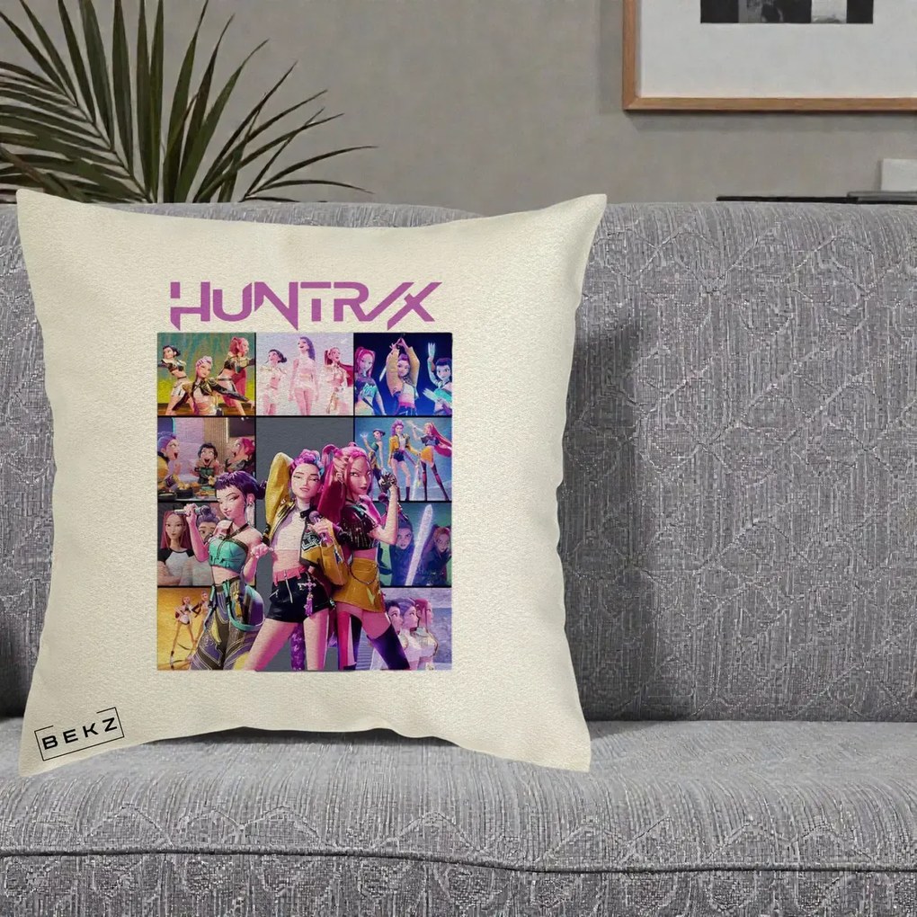 Perna Personalizata K-pop HUNTRX Colaj Animat Foto Grup, 40x40 cm, Ecru, Husa Detasabila, Perna Inclusa, BEKZ®