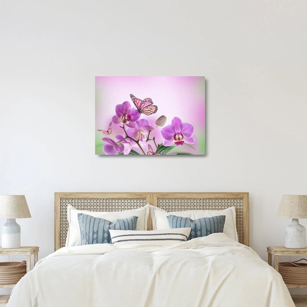 Tablou pe sticlă - Fluture pe flori de orhidee, liliac (70x50 cm)