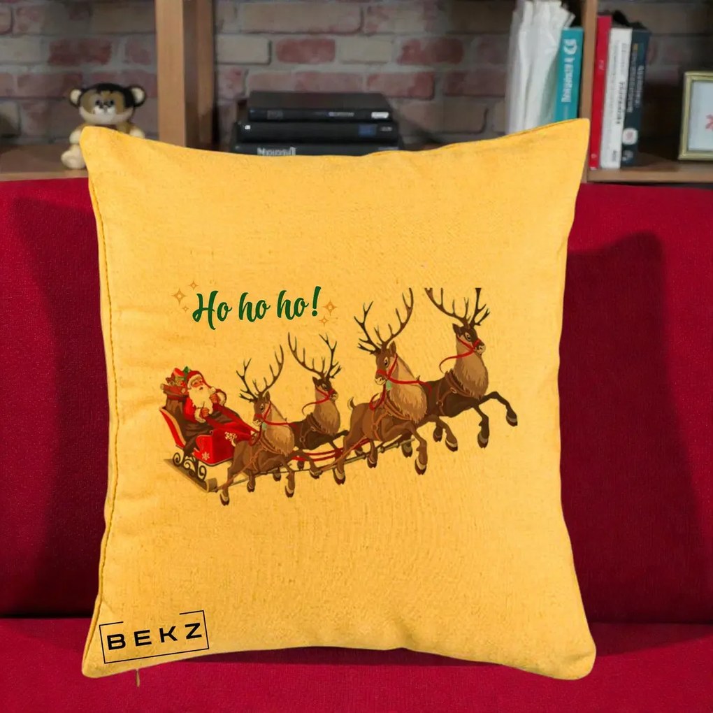 Perna Decorativa Ho Ho Ho Mos Craciun cu Sanie si Reni, 40x40 cm, Galben, Husa Detasabila, Perna Inclusa, BEKZ®