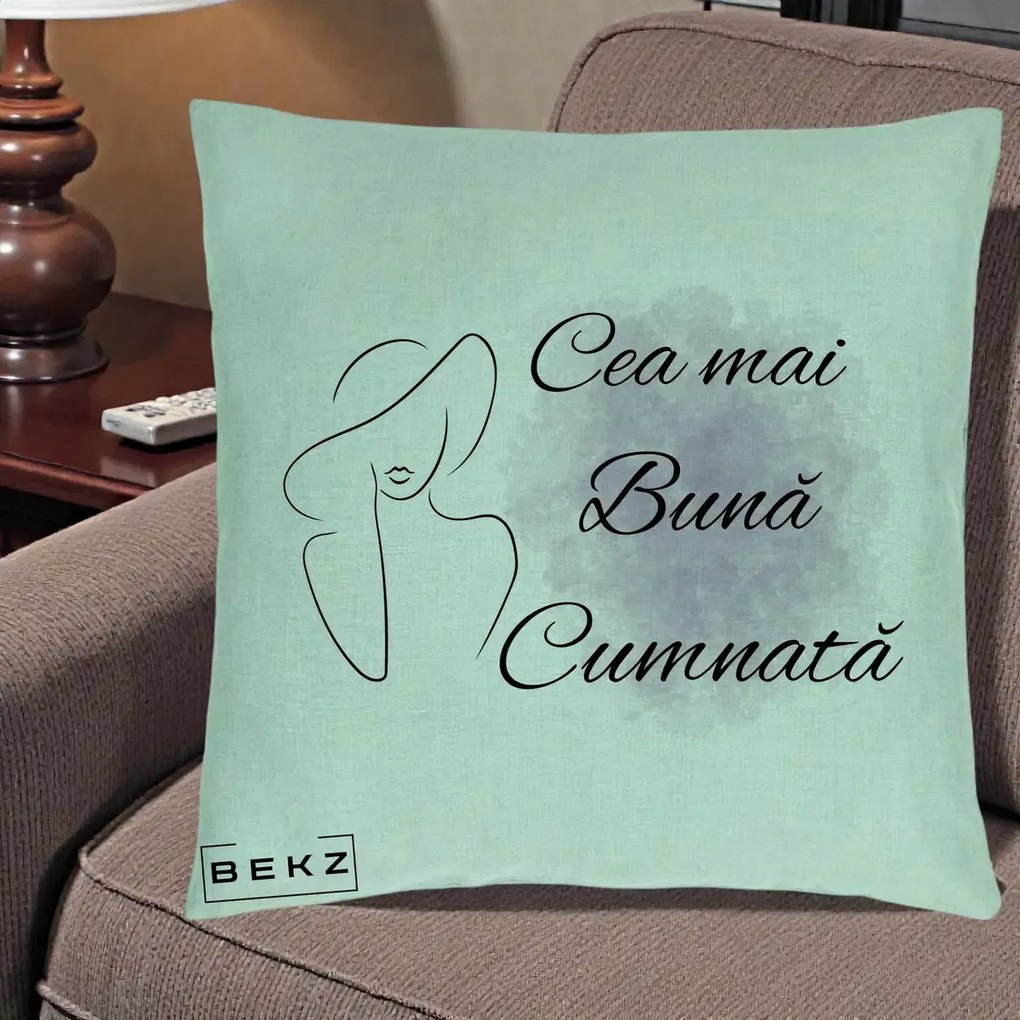 Cadou pentru Cumnata - Perna Personalizata Cea mai Buna Cumnata cu Silueta Dama si Pete Violet, 40x40 cm, Verde Menta, Husa Detasabila, Perna Inclusa, BEKZ®