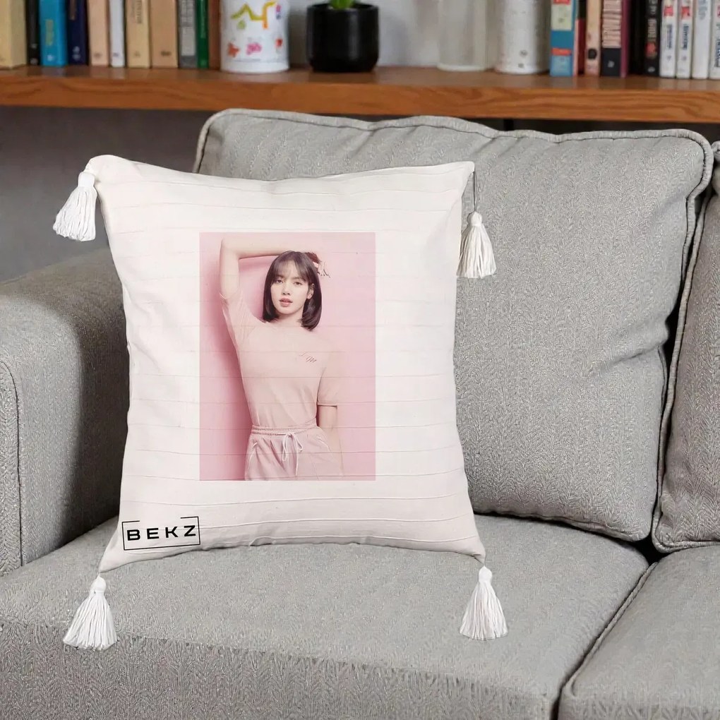Perna Personalizata K-pop BLACKPINK Lisa Roz, 40x40 cm, Bej cu Franjuri, Husa Detasabila, Perna Inclusa, BEKZ®
