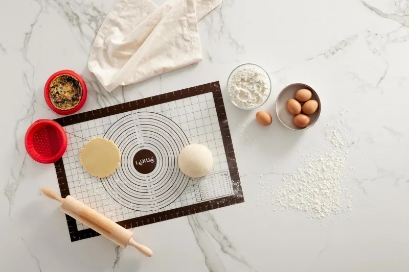 Plansa pentru aluat Lekue 1009484, 60x40 cm, Scala de masurare, Silicon, -20/+220°C, Alb/Maro