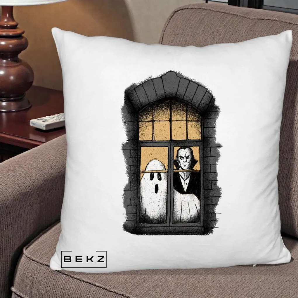 Perna Decorativa Halloween Fantoma si Dracula la Fereastra, 40x40 cm, Alb Pufos, Husa Detasabila, Perna Inclusa, BEKZ®