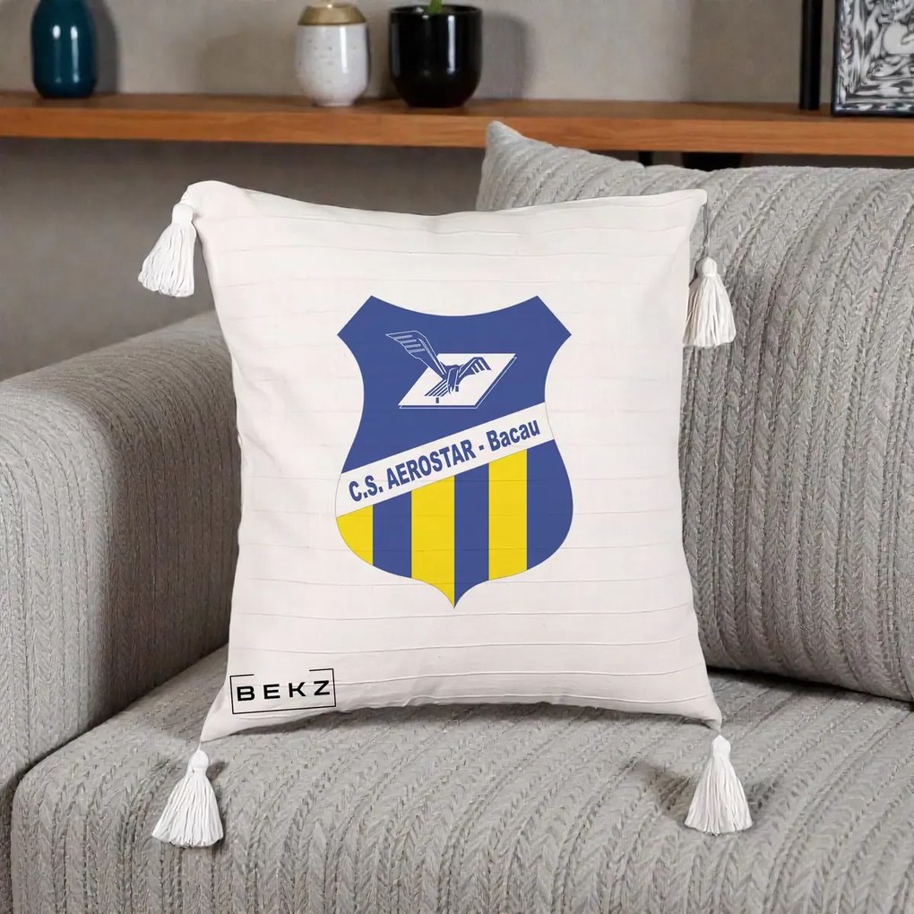 Perna Personalizata CS Aerostar Bacau Fotbal, 40x40 cm, Bej cu Franjuri, Husa Detasabila, Perna Inclusa, BEKZ®
