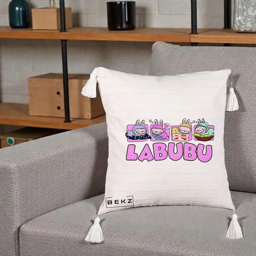 Perna Personalizata Labubu Sleeping Quad, 40x40 cm, Bej cu Franjuri, Husa Detasabila, Perna Inclusa, BEKZ®