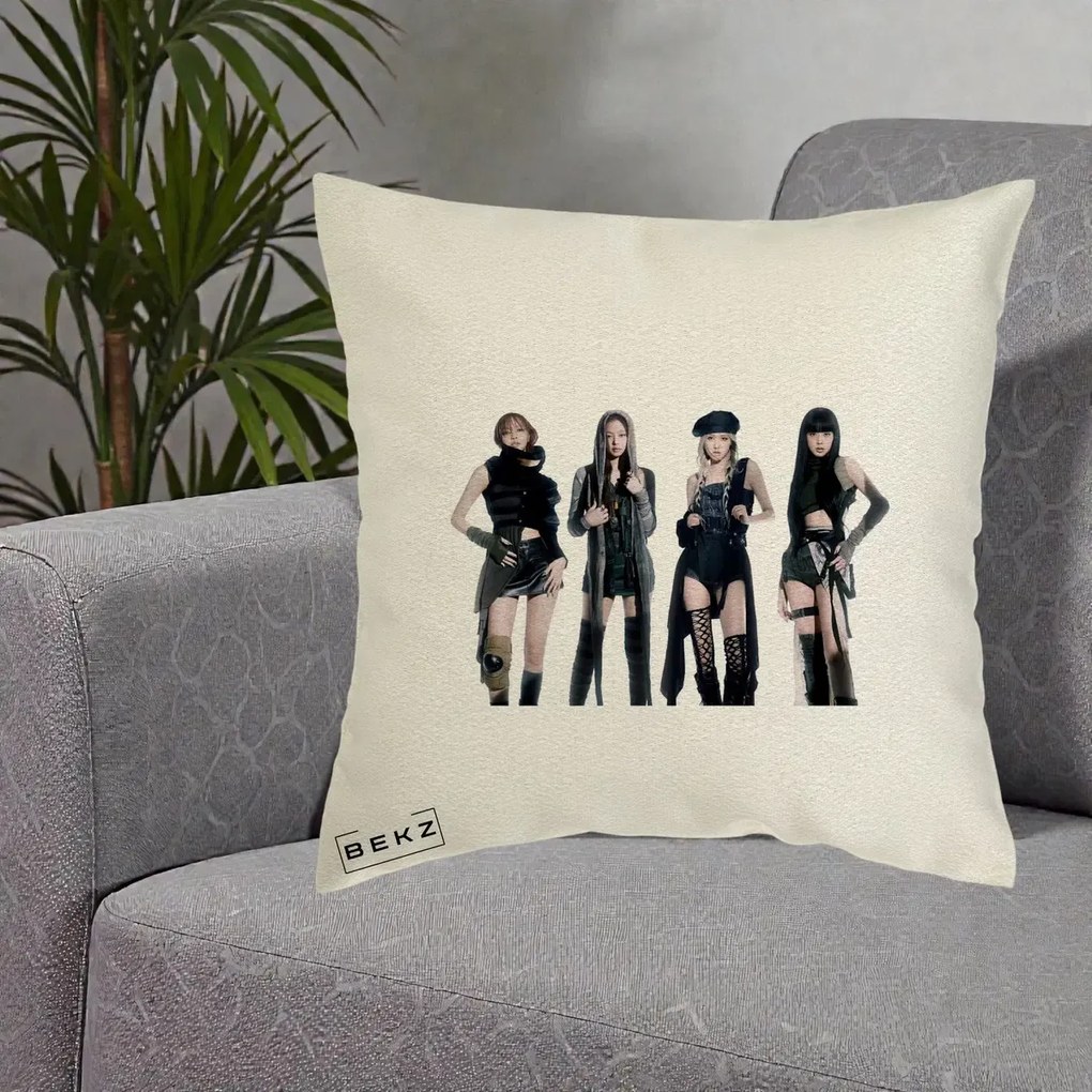 Perna Personalizata K-pop BLACKPINK Tinute Negre Elegante Grup, 40x40 cm, Ecru, Husa Detasabila, Perna Inclusa, BEKZ®