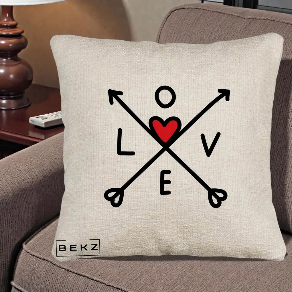 Perna Decorativa Love cu Sageti Incrucisate si Inima Rosie, 40x40 cm, Bej Canapea, Husa Detasabila, Perna Inclusa, BEKZ®